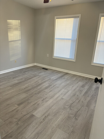 Building Photo - 1252 N Forest Dr