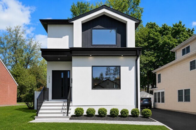 Building Photo - 229 Hickory Ave
