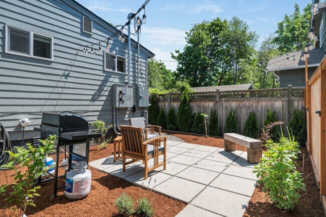 Building Photo - 6404 47th Ave SW