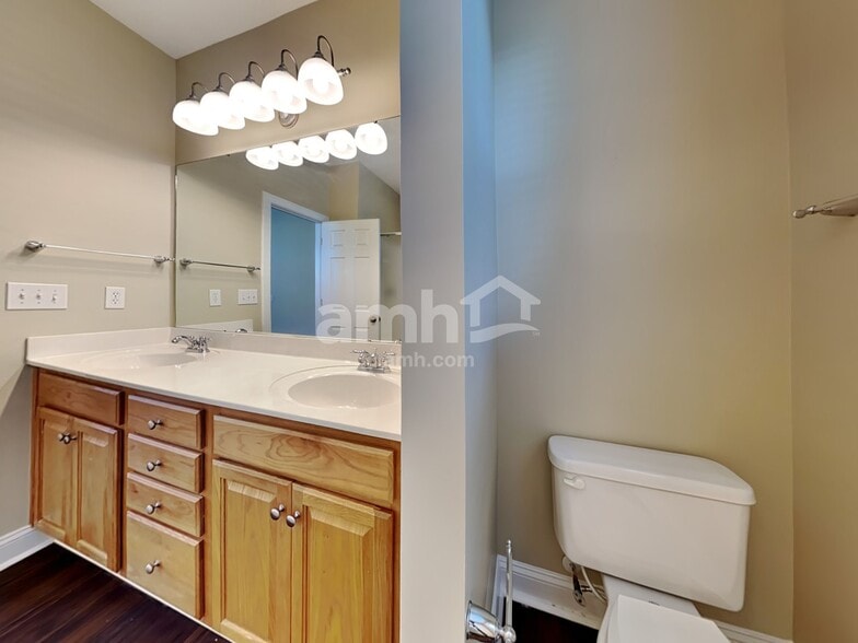 Building Photo - 1085 Moss Grove Dr