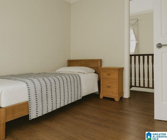 Building Photo - 2005 Barry St