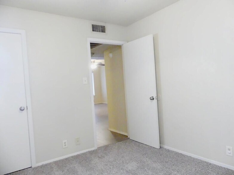 Building Photo - 1206 D NE Aspen