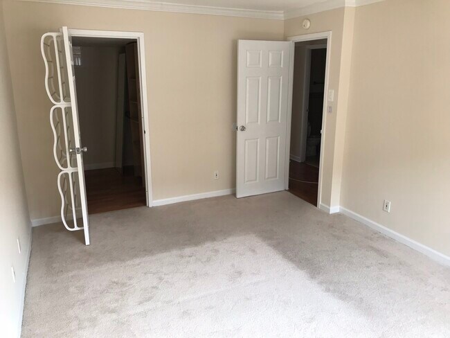 Building Photo - 2624 Redcoat Dr