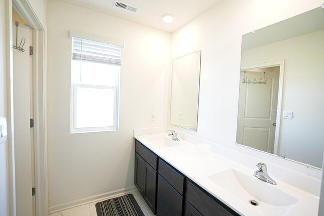 Building Photo - 2733 Berrywood Ln