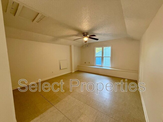 Building Photo - 1401 Elmdale Pl