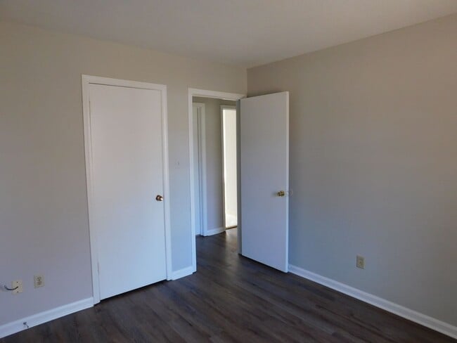 Building Photo - 1827 Custer Dr