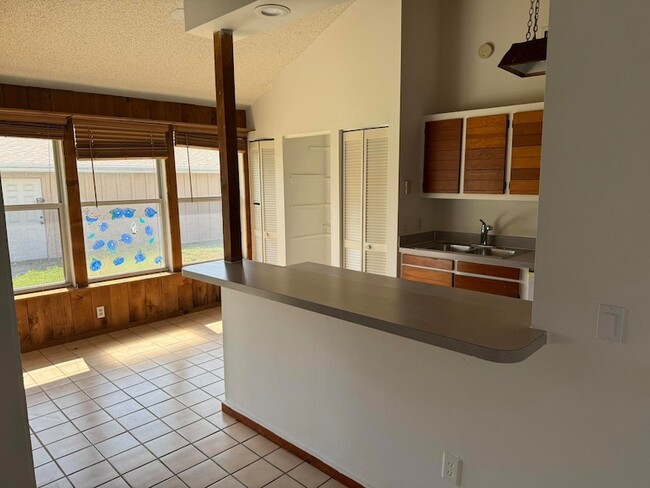 Building Photo - 5014 Palm Dr