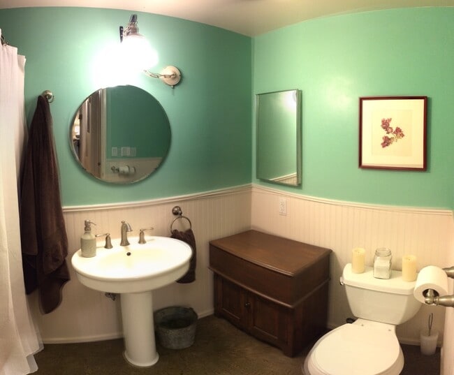 Building Photo - Beautiful Sand Point Condo with Pool & Garage Parking