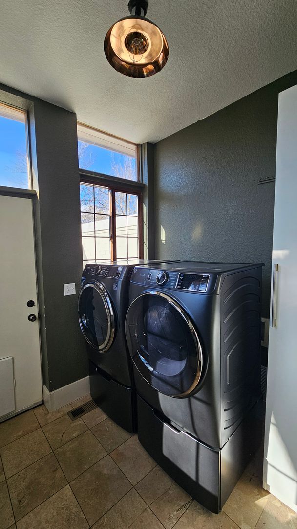 Building Photo - Modern Park Hill Home