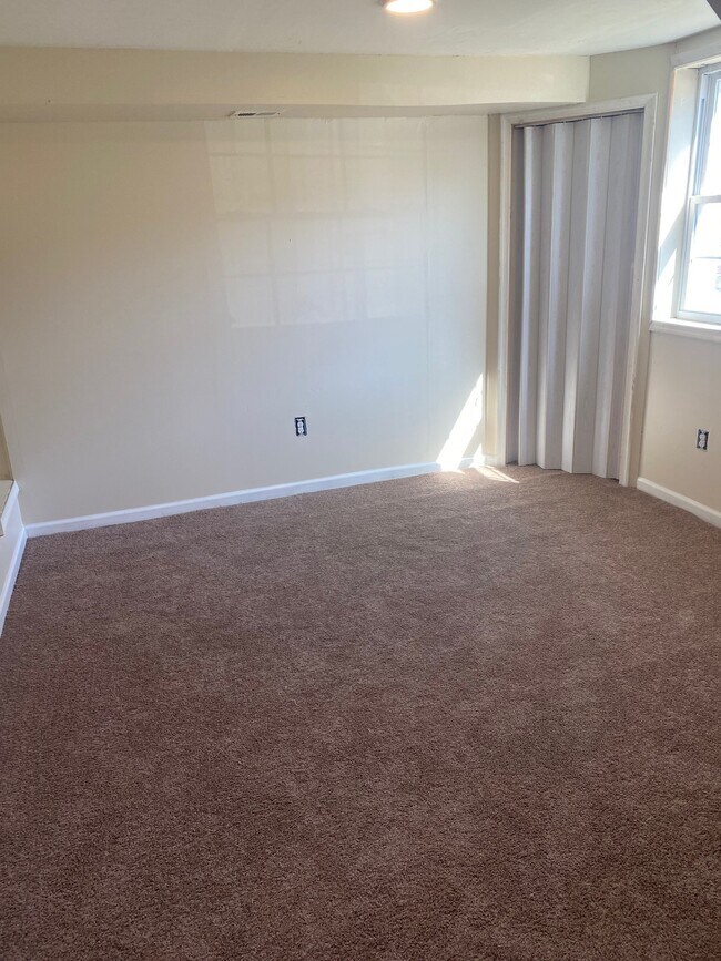 Building Photo - 1046 Agate Dr