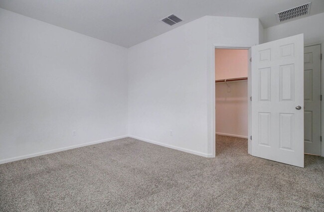 Building Photo - 1106 E Regent Dr