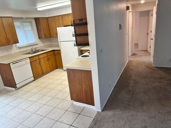 Building Photo - 2 Bedroom 1 Bathroom Home with a Backyard!