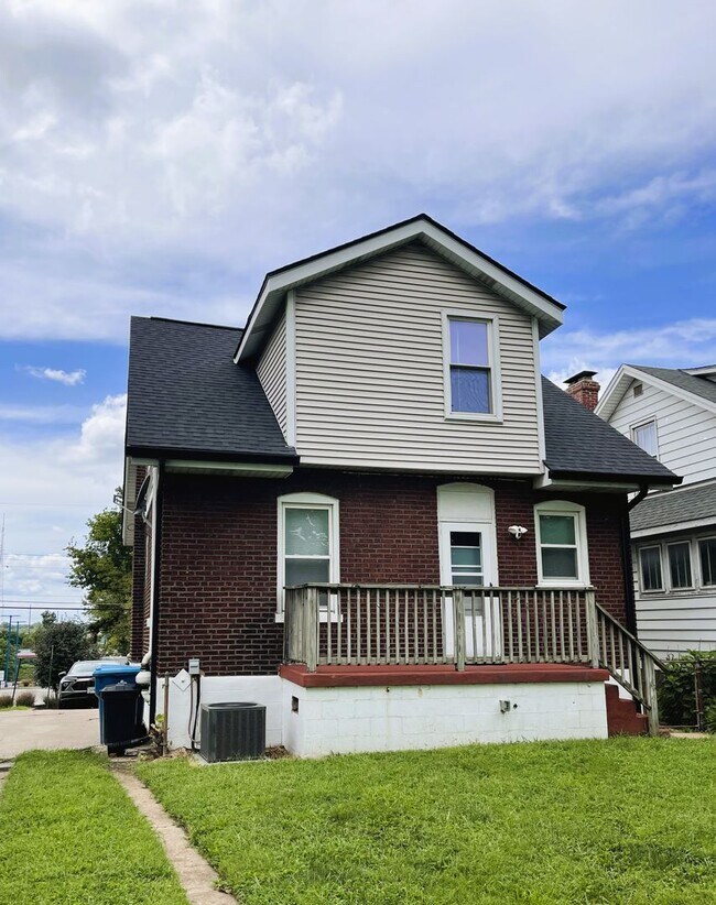 Building Photo - 2650 Lyle Ave