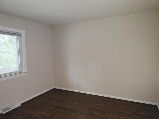 Building Photo - 476 Robbe Ave