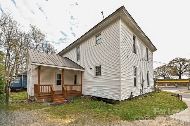 Building Photo - 1208 S Salisbury Ave