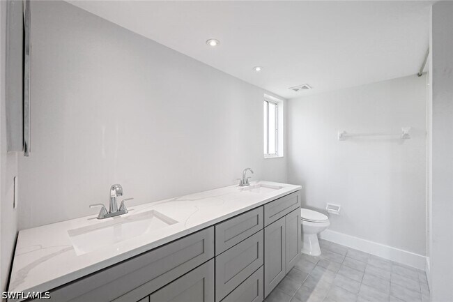 Building Photo - 7800 Emerald Cir