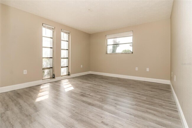 Building Photo - 2105 Sugarbush Dr