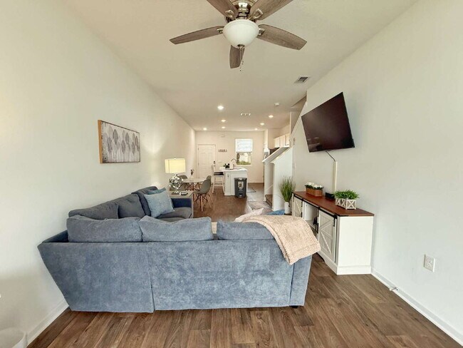 Building Photo - Furnished Townhome conveniently located!
