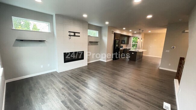 Building Photo - Modern and Stylish 3 BD | 3.5 BA Townhome ...