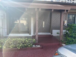 Building Photo - 2645 Parkview Dr S