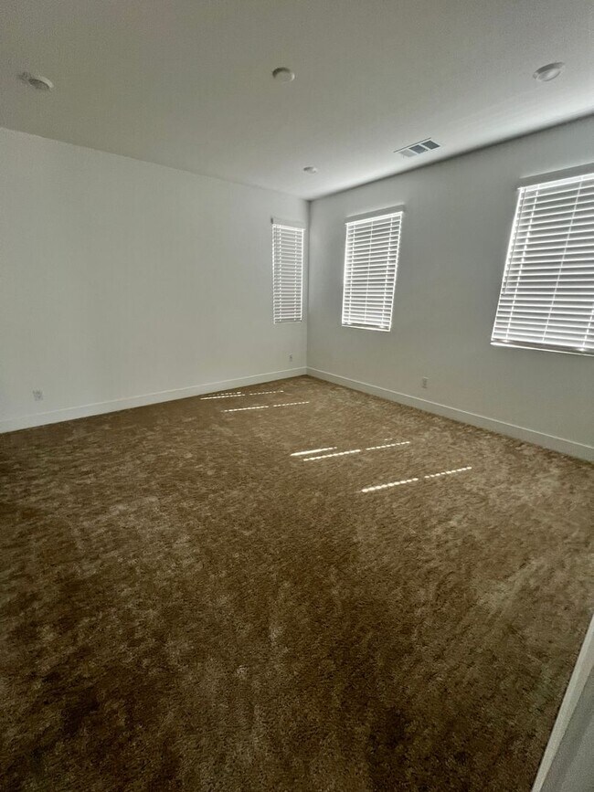 Building Photo - Camarillo - Newer 4 bedroom, 3.5 home