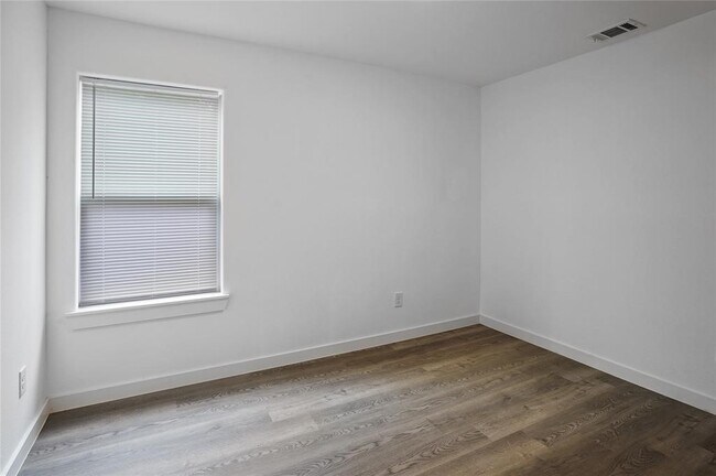 Building Photo - 9313 Hillis St