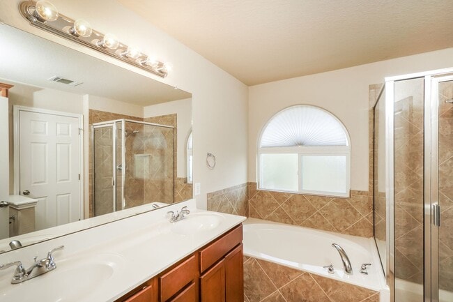 Building Photo - 4 bedroom home only 4 miles from Randolph AFB