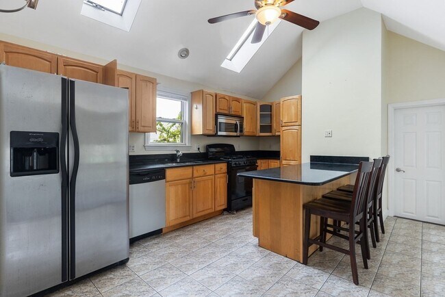 Primary Photo - 288 Bowen St