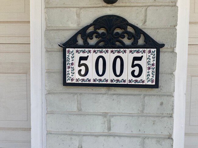 Building Photo - 3 bedroom 2.5 bath!