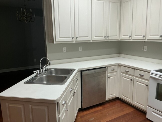 Building Photo - Beautiful Home!