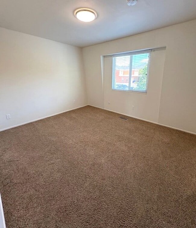 Building Photo - 2 Bedroom Apartment in Holladay!