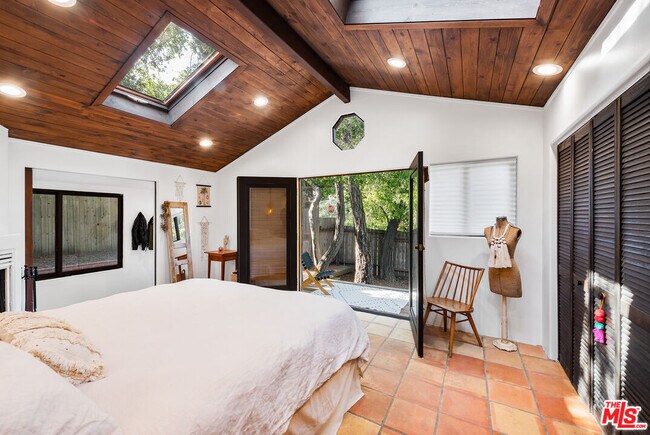 Building Photo - 1362 Old Topanga Canyon Rd
