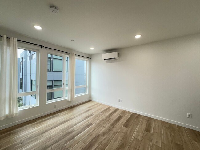 Building Photo - 3B3B cozy townhome