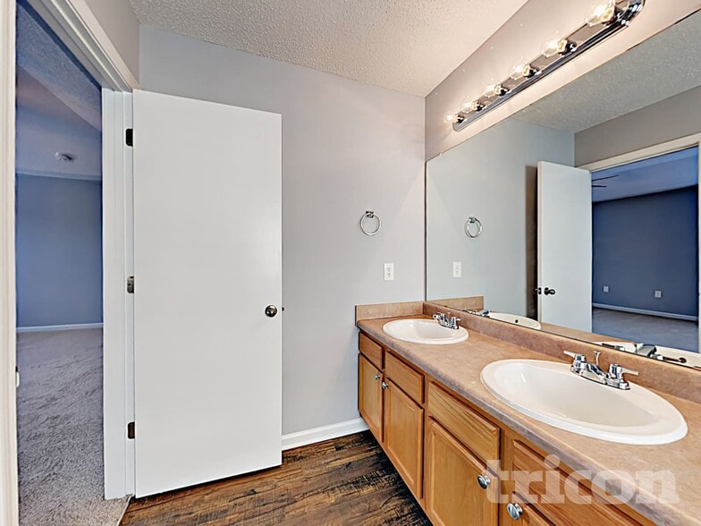 Building Photo - 13809 Riding Hill Ave