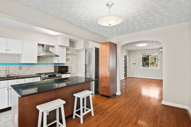 Building Photo - Brentwood Beauty