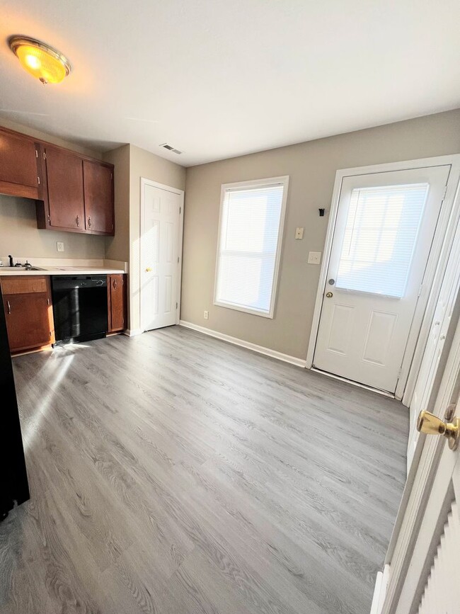 Building Photo - 2 Bedroom 1.5 Bathroom Townhome!!!