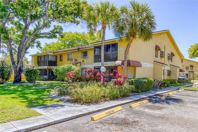Building Photo - 3095 N Oakland Forest Dr
