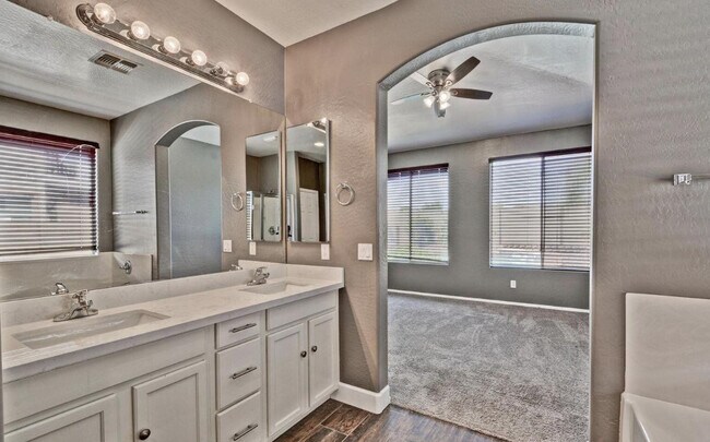 Building Photo - 14284 W Woodbridge Ave