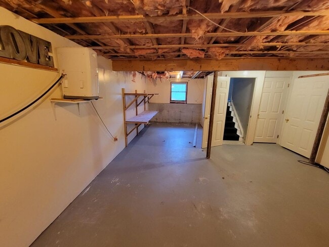 Building Photo - 95 Old County Rd N