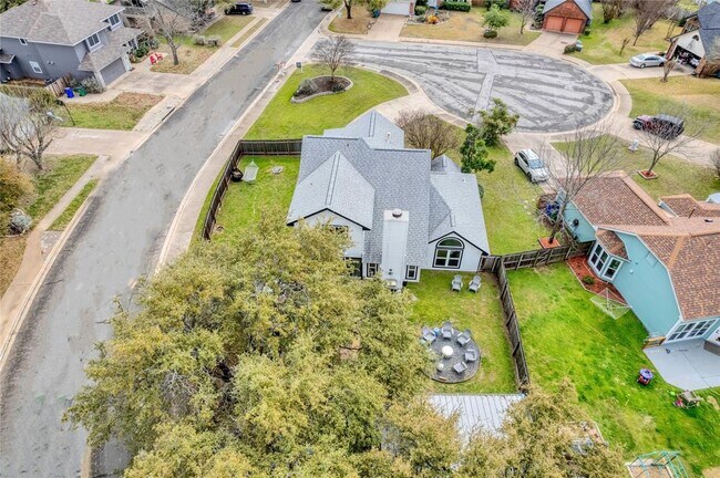 Building Photo - 901 Oakcrest Cir