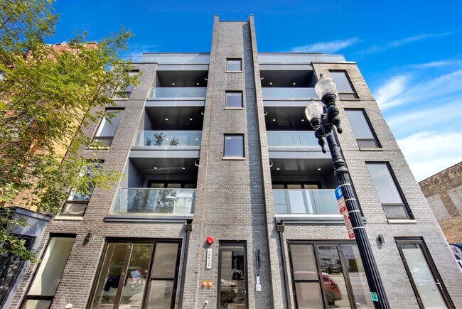 Building Photo - 2221 W Lawrence Ave