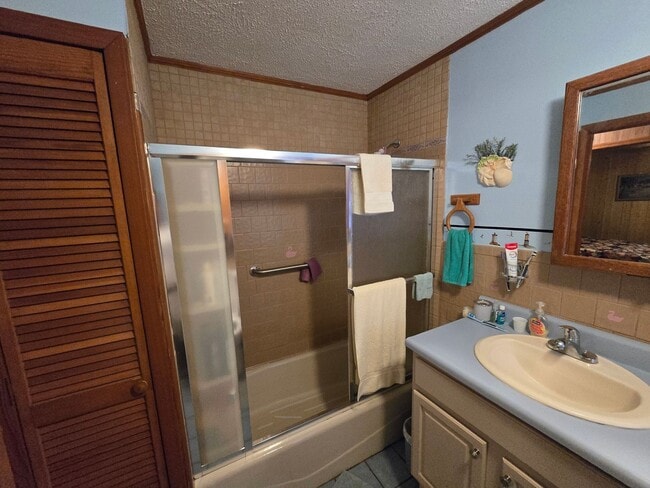 Building Photo - Cozy Home