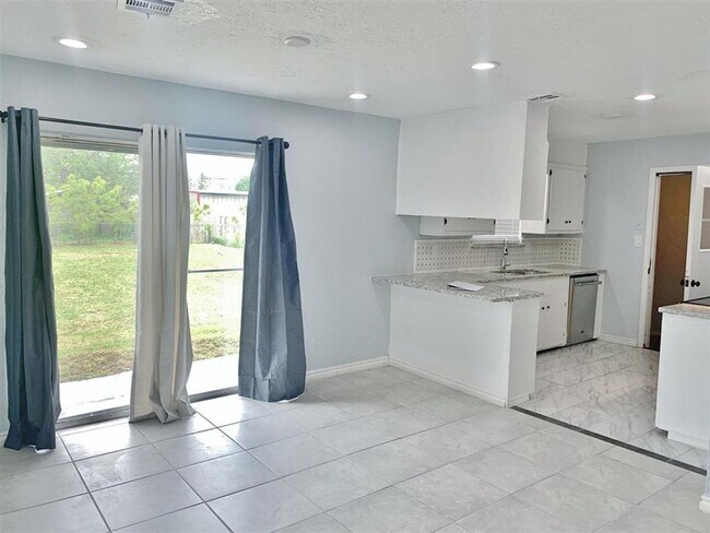 Building Photo - 4207 SE Camden Way