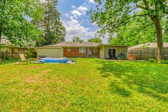 Building Photo - 1205 Westlawn Dr