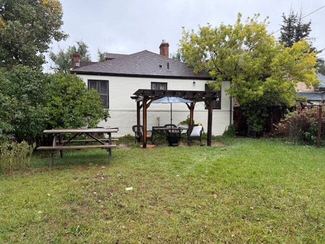 Building Photo - House For Lease