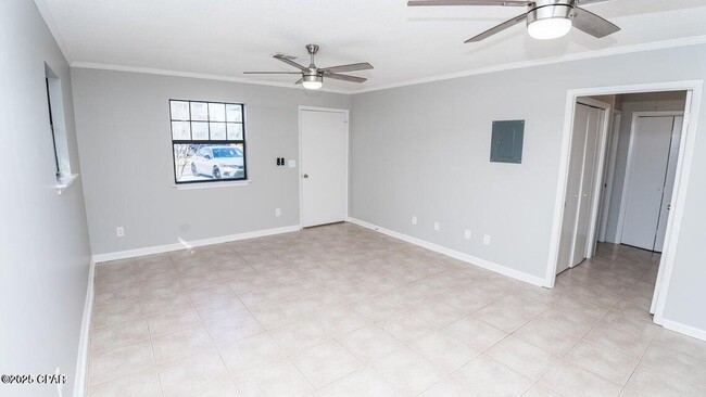 Building Photo - 247 Poinsettia Dr
