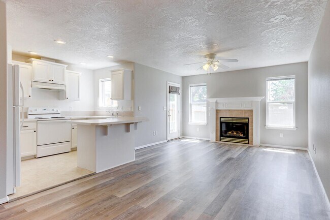 Building Photo - Spacious 3 Bed, 2.5 Bath Home with Garage ...