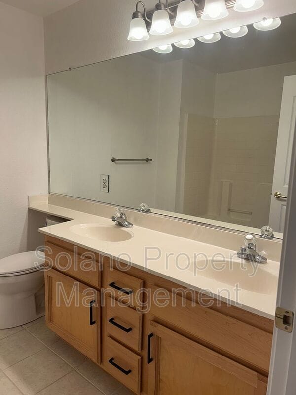 Building Photo - 542 Fiesta Ct