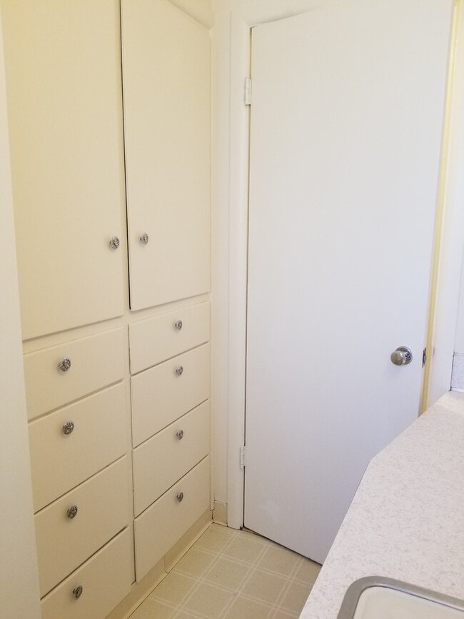 Building Photo - CHRISTMAS SPECIAL - 1/2 OFF DECEMBER RENT