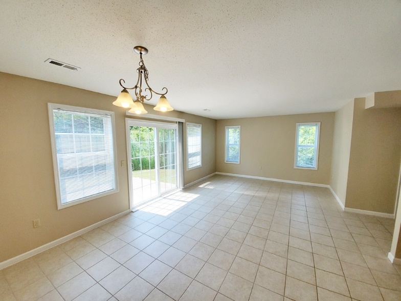 Building Photo - 4927 Grouse Holw Dr
